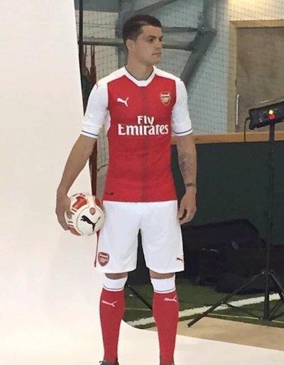 Granit Xhaka avec le futur maillot 2016-2017 d'Arsenal. - @Twitter