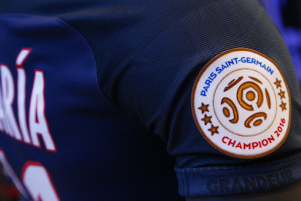 Voilà le patch exclusif que porteront les joueurs du PSG sur la manche droite du maillot. 