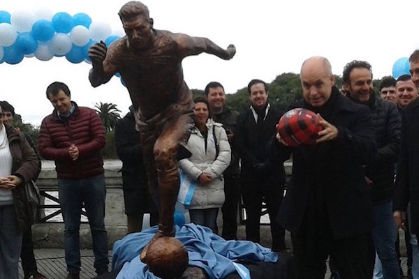 Le sosie argentin de Jean-François Copé a inauguré, à Buenos Aires, cette statue supposée aider au retour de Lionel Messi, en équipe d'Argentine. 