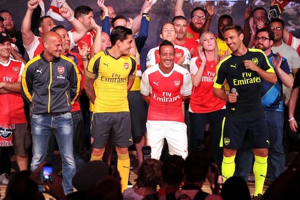 Le domicile avait déjà été dévoilé mais hier Arsenal a officialisé ses maillots extérieur et le très original third. - @Twitter