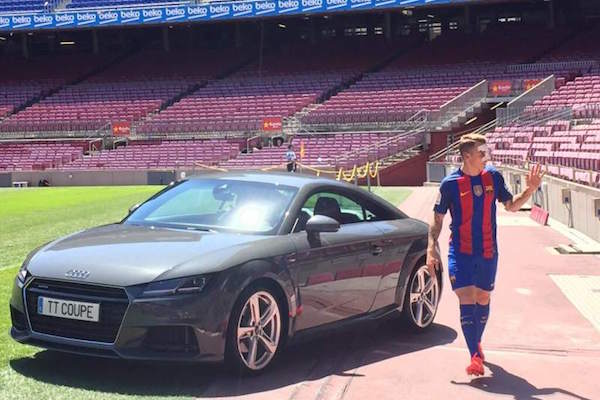Comme ses nouveaux camarades du FC Barcelone, Lucas Digne a reçu une voiture de fonction, d'un sponsor du club. - @Twitter