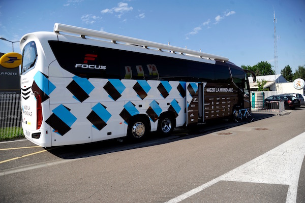 Voilà le nouveau bus de l'équipe cycliste AG2R La Mondiale, reçu dans les semaines précédents le Tour de France 2016. - @DR