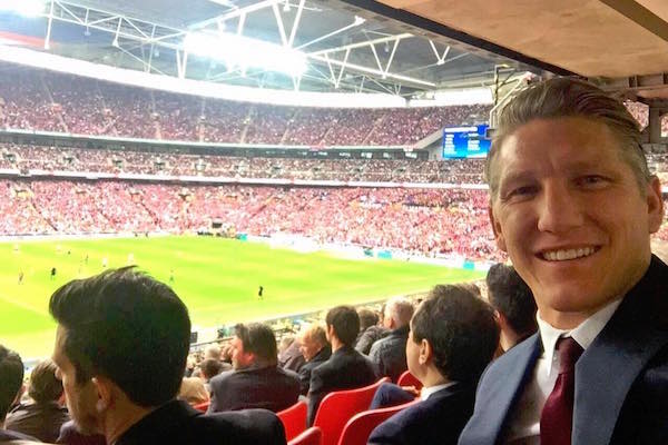 Comme Bastian Schweinsteiger, certains joueurs de Premier League sont payés pour suivre les matchs depuis les tribunes. - @Facebook