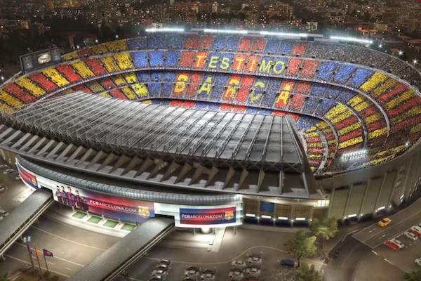 Le Camp Nou du FC Barcelone, c'est pour PES 2017. Et non pour son rival FIFA 17. 