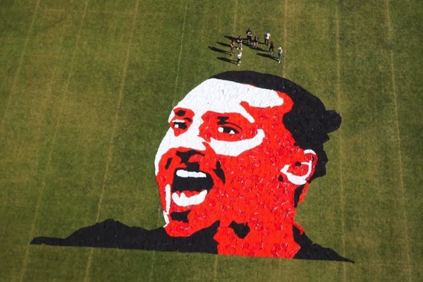 1.200 maillots de Manchester United ont servi à la réalisation de ce portrait d'Ibrahimovic. - @SkySport