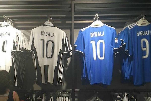 Les maillots de Dybala à la Juventus Turin ont remplacé ceux de Pogba, dans les rayons des boutiques. - @Twitter