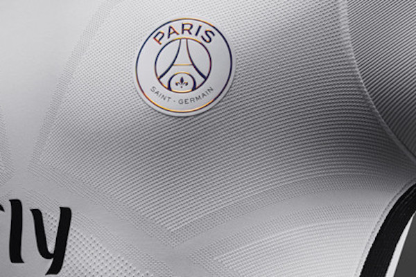 Le PSG a un nouveau maillot htird 2016-2017 intégralement blanc.