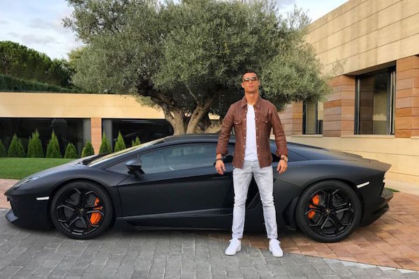 Mieux que le parking de l'hôtel Martinez un jour de festival de Cannes, le garage de Cristiano Ronaldo. - @Instagram