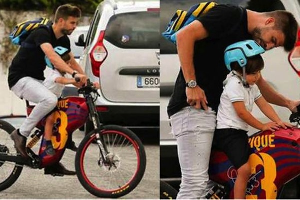 Le défenseur du FC Barcelone et son fils sur son vélo personnalisé. - @AS