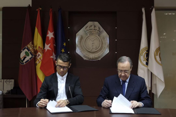 Cela n'a l'air de rien, mais les lunettes que portaient Cristiano Ronaldo à la prolongation de son contrat au Real Madrid ont fait polémique. - @Instagram