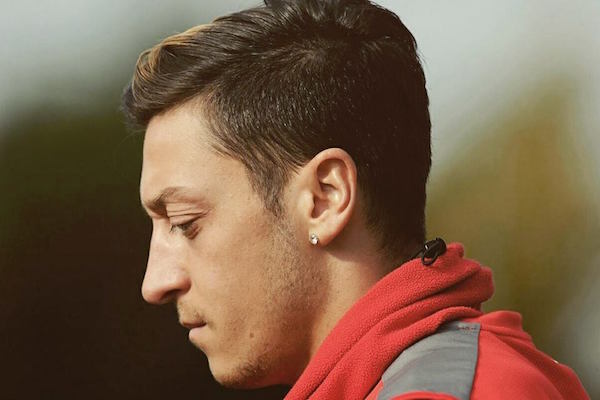 Mesut Özil a une nouvelle maison. Le signe qu'il va rester longtemps à Arsenal ? - @Facebook
