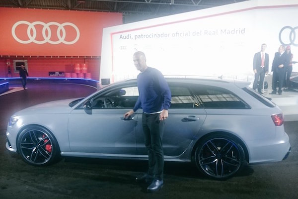 Comme leur coach, Zinedine Zidane, les joueurs du Real Madrid ont reçu les nouvelles voitures de fonction, de la part d'Audi. - @Twitter