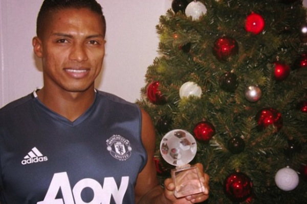 Antonio Valencia a gagné le prix du joueur du mois de Manchester United. Et le trophée qui va avec. - @Twitter