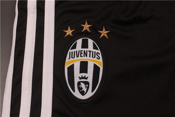 La Juventus turin portera un maillot rayé noir et blanc à domicile, en 2017-2018.