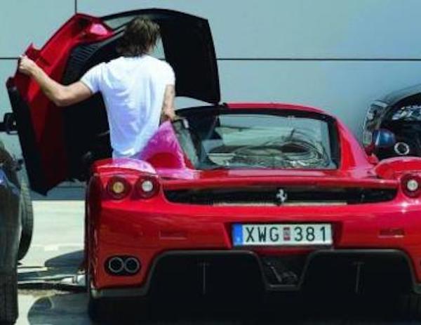 Il a depuis quelques années une rare Ferrari Enzo (700 000 €)